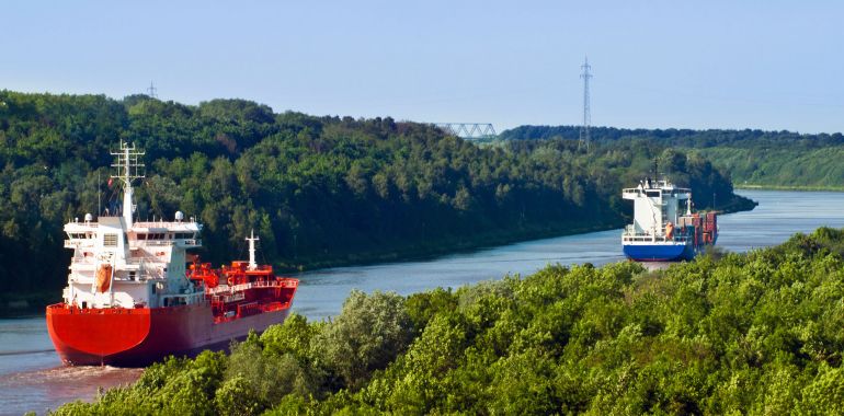 Containerschiffe auf dem Nord-Ostsee-Kanal