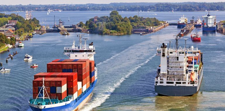 Containerschiffe auf dem Nord-Ostsee-Kanal bei Kiel