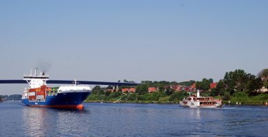 Begegnung Raddampfer Freya mit Containerschiff auf dem Nord-Ostsee-Kanal