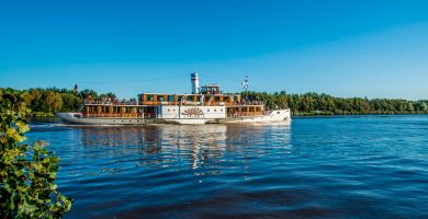 Restaurantschiff Freya unterwegs auf Flüssen und Kanälen