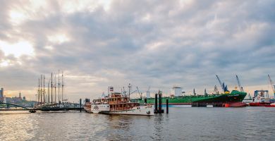 Panorama vom Hamburger Hafen mit Raddampfer Freya