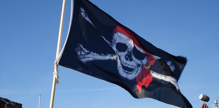 Piratenflagge vor blauem Himmel