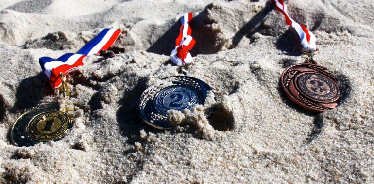 Medaillen im Sand am Strand auf Sylt