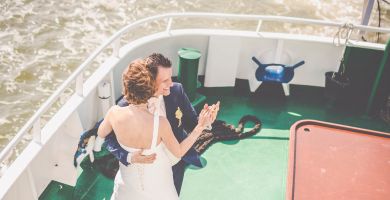 Brautpaar tanzt an Deck bei Hochzeit auf See