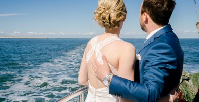 Brautpaar beim Blick aufs Meer nach Trauung