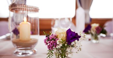 Tischdeko für Feier an Bord mit Blumen und Kerze