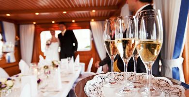 Sektempfang bei Hochzeit auf dem Schiff