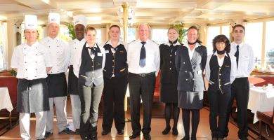 Crew an Bord des Restaurantschiffs Freya bei Ausflugsfahrten oder für Charter