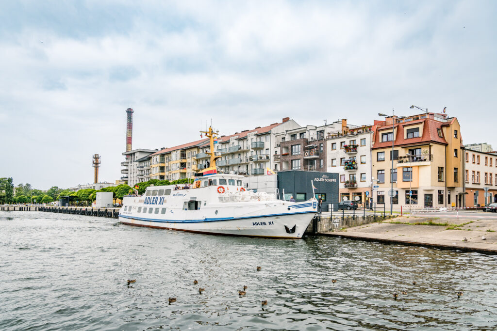 Weg über den Anleger zum Schiff, wie ihn Gäste beim Einsteigen nutzen