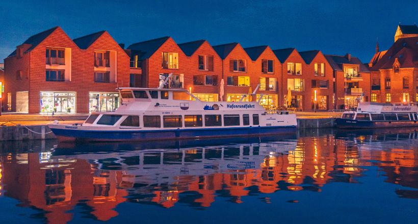 Adler-Schiffe im Hafen Wismar am Abend