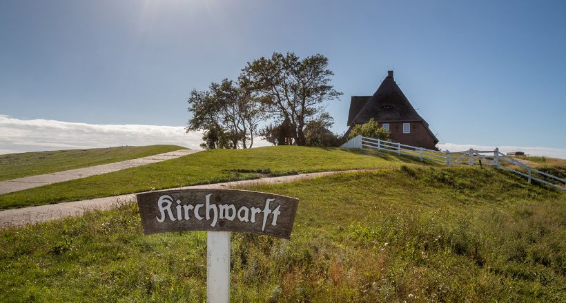 Kirchwarft auf Hallig Hooge