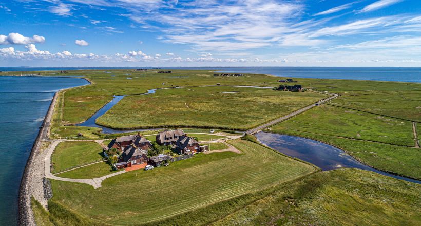 Hallig Hooge aus der Luft im nordfriesischen Wattenmeer