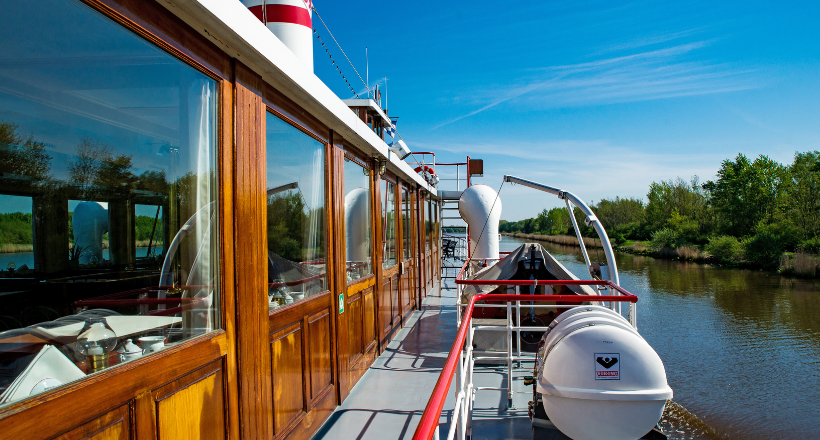 Raddampfer Freya bei einer Kanalfahrt zwischen Kiel und Rendsburg