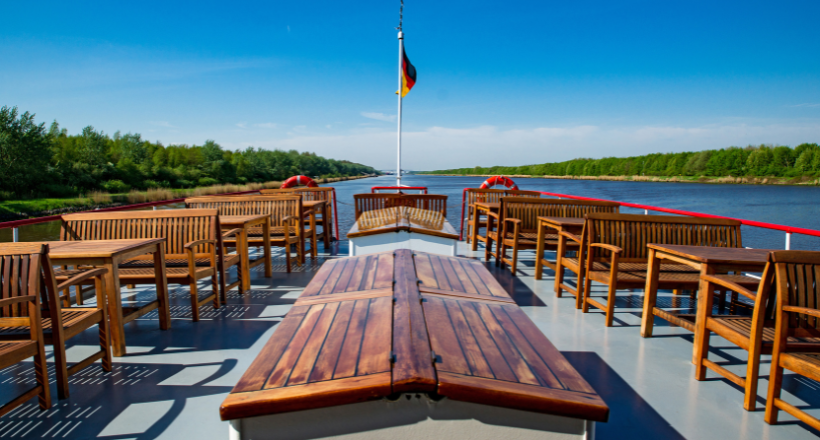 Gäste an Deck des Raddampfers Freya auf dem Nord-Ostsee-Kanal