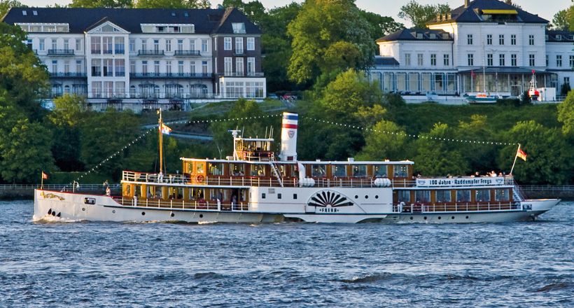 Raddampfer Freya unterwegs auf der Elbe in Hamburg