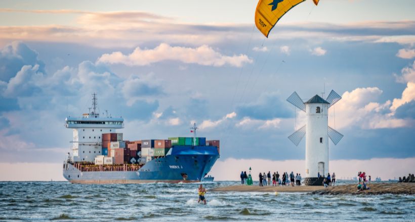 Schifffahrt ab Swinemünde entlang der Ostseeküste