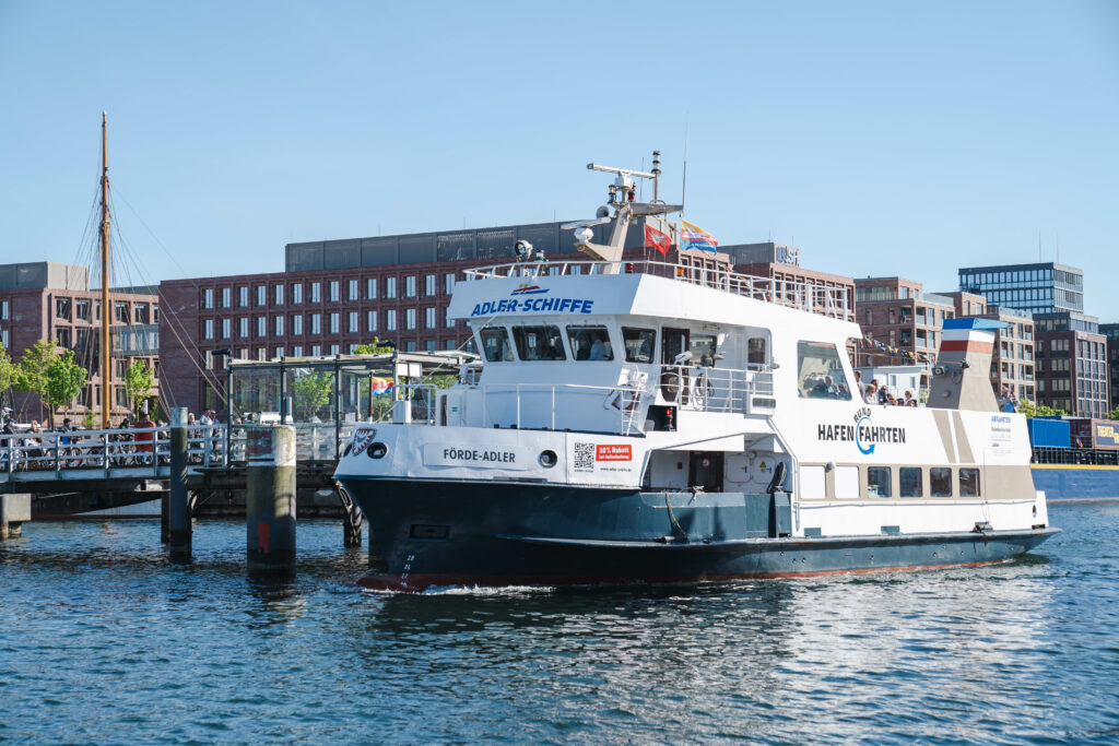 Fahrgastschiff Förde-Adler auf der Kieler Förde