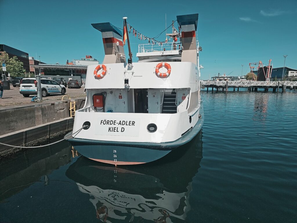 Fahrten auf der Kieler Förde mit dem Schiff Förde Adler