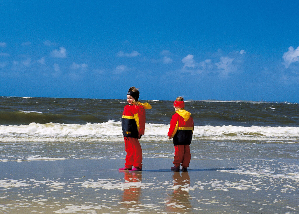 Kinder am Strand auf Amrum im Herbst