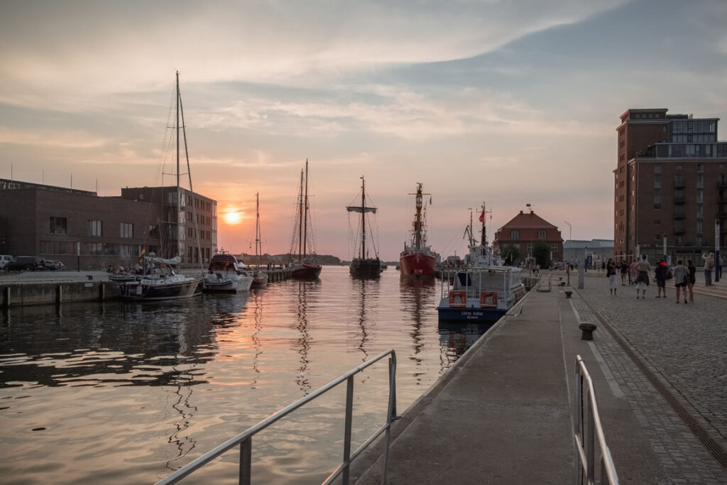 Schiffe im Hafen an der Nordseeküste im September