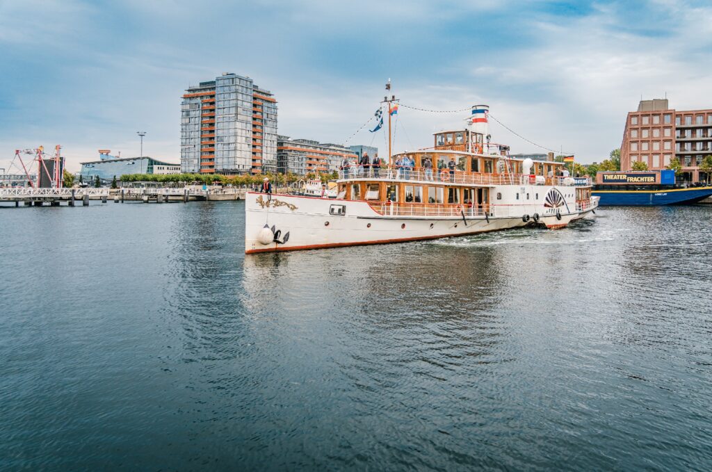 Raddampfer Freya am Anleger im Hafen von Kiel
