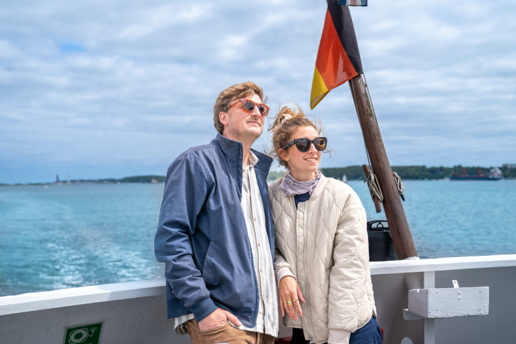 Fahrgäste an Bord bei einer Hafenrundfahrt auf der Kieler Förde
