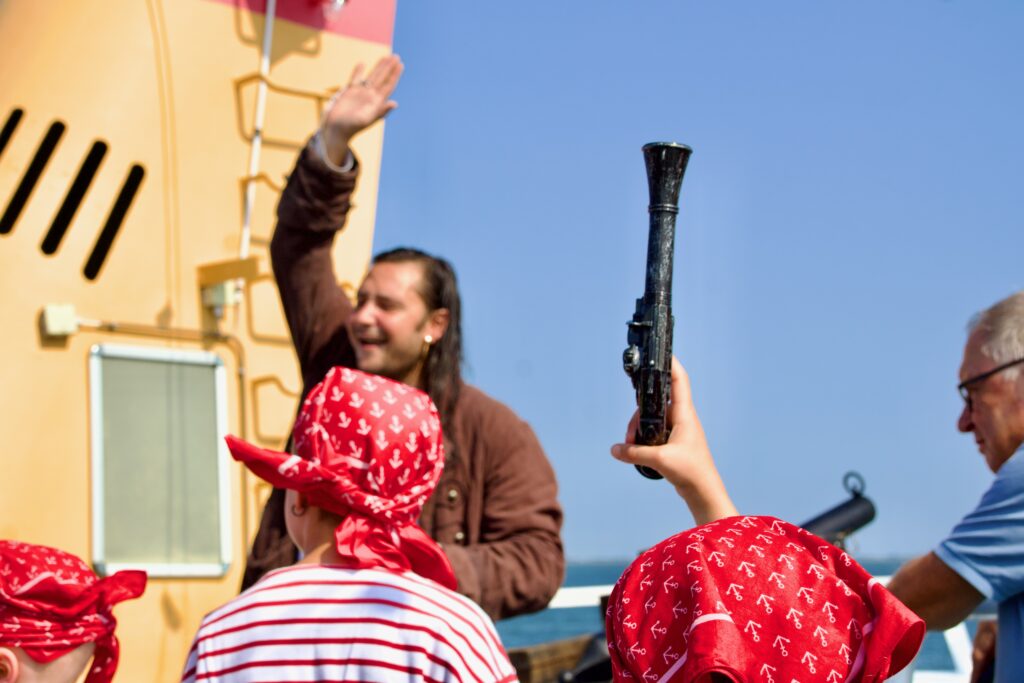 Junge Piratencrew an Deck bei einer Piratenfahrt für Kinder