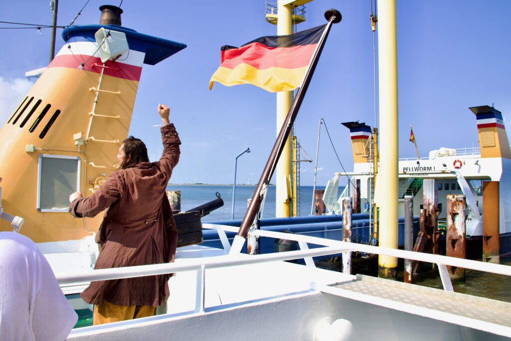 Kinder verkleidet als Piraten bei einer Familienfahrt auf See