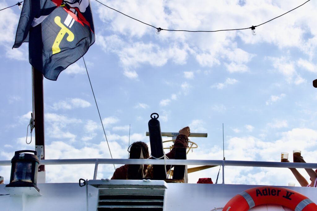 Familie bei einer Piratenfahrt mit Kindern an der Nordsee