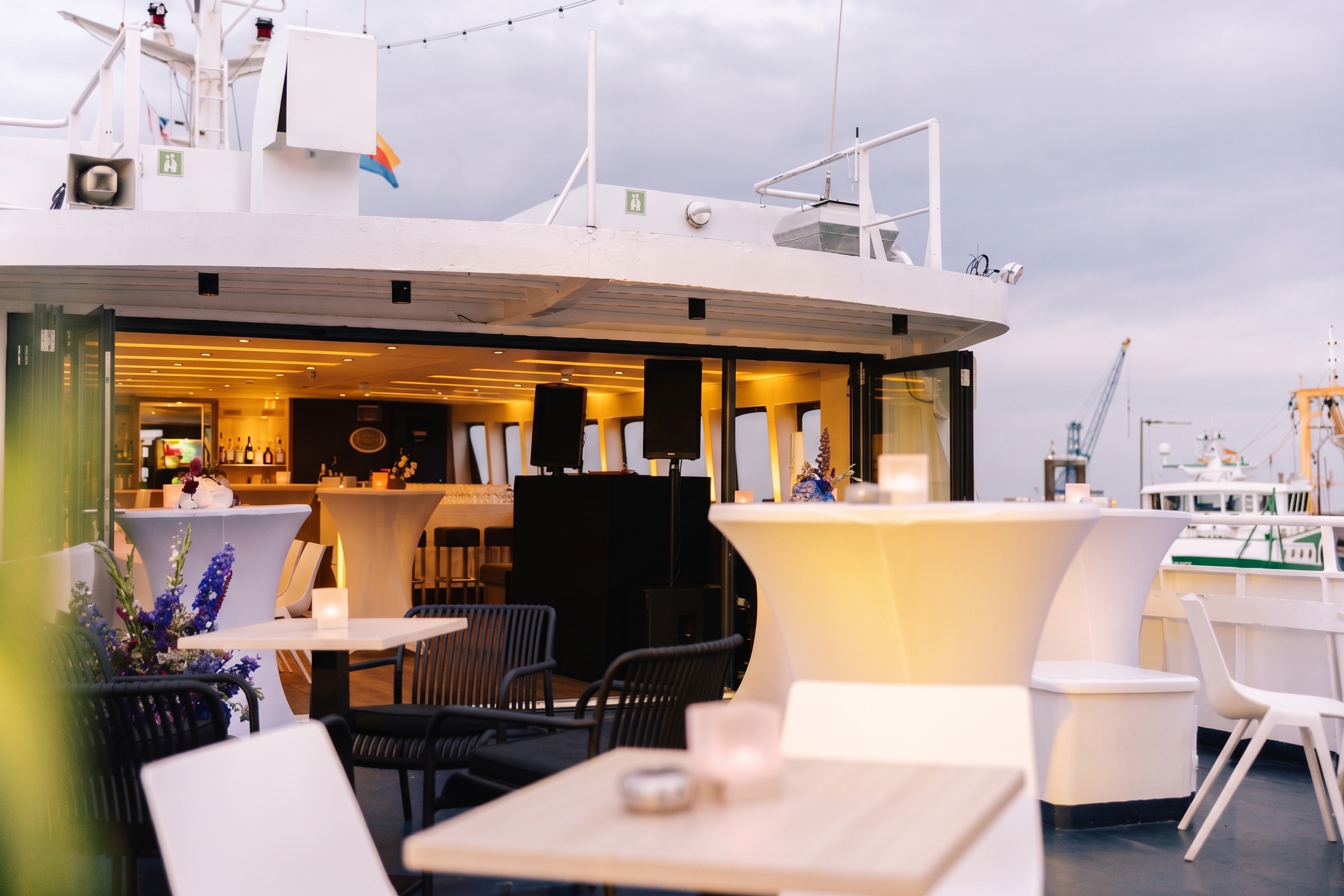Loungebereich an Deck der Adler VI für Business-Events
