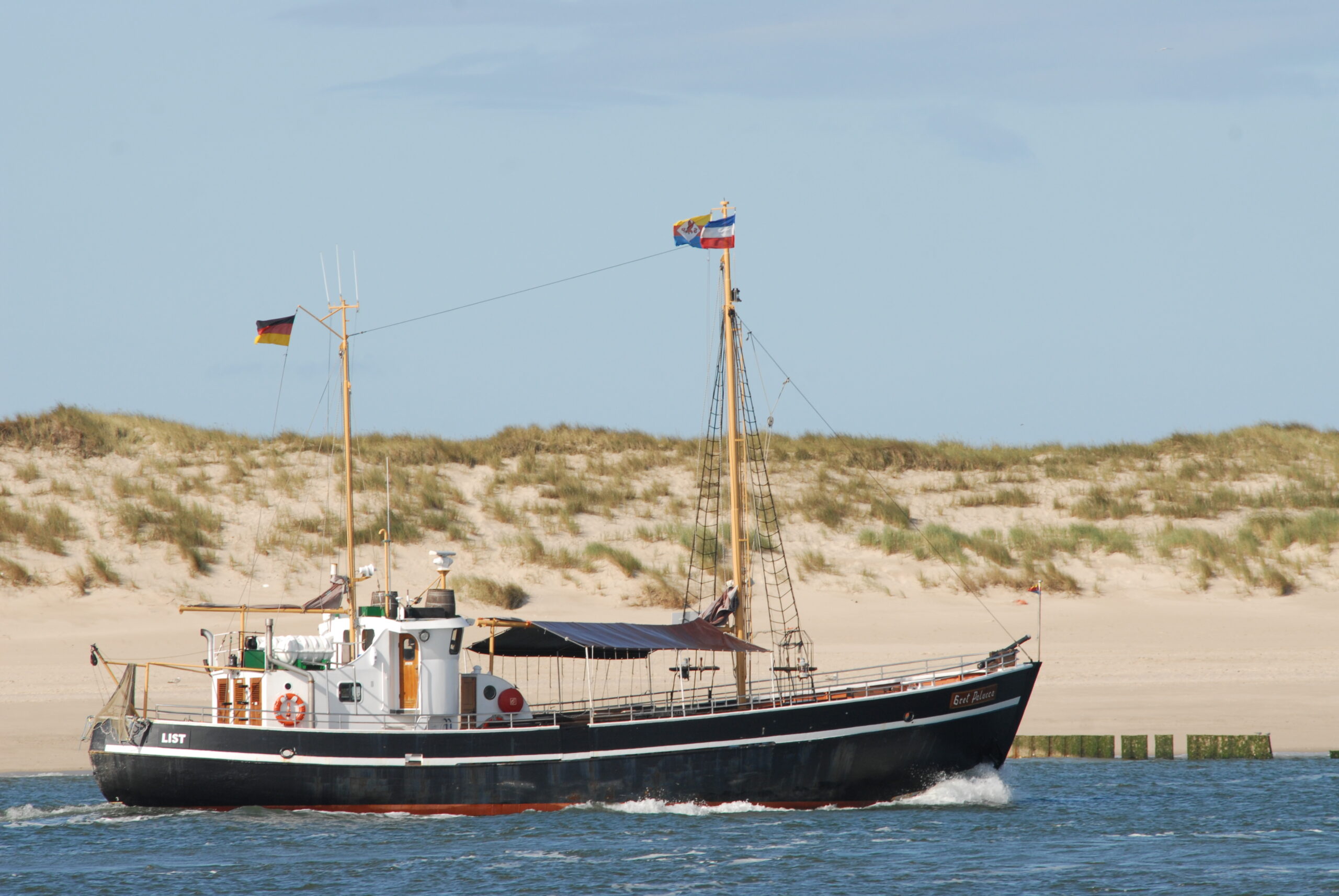 Kutter Gret Palucca vor den Dünen bei List auf Sylt