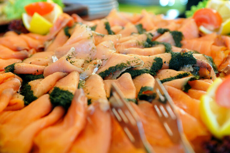 Räucherlachsplatte am Buffet einer kulinarischen Schifffahrt mit der Freya