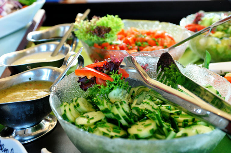 Frischer Salat mit Dressings am Buffet des Raddampfers Freya