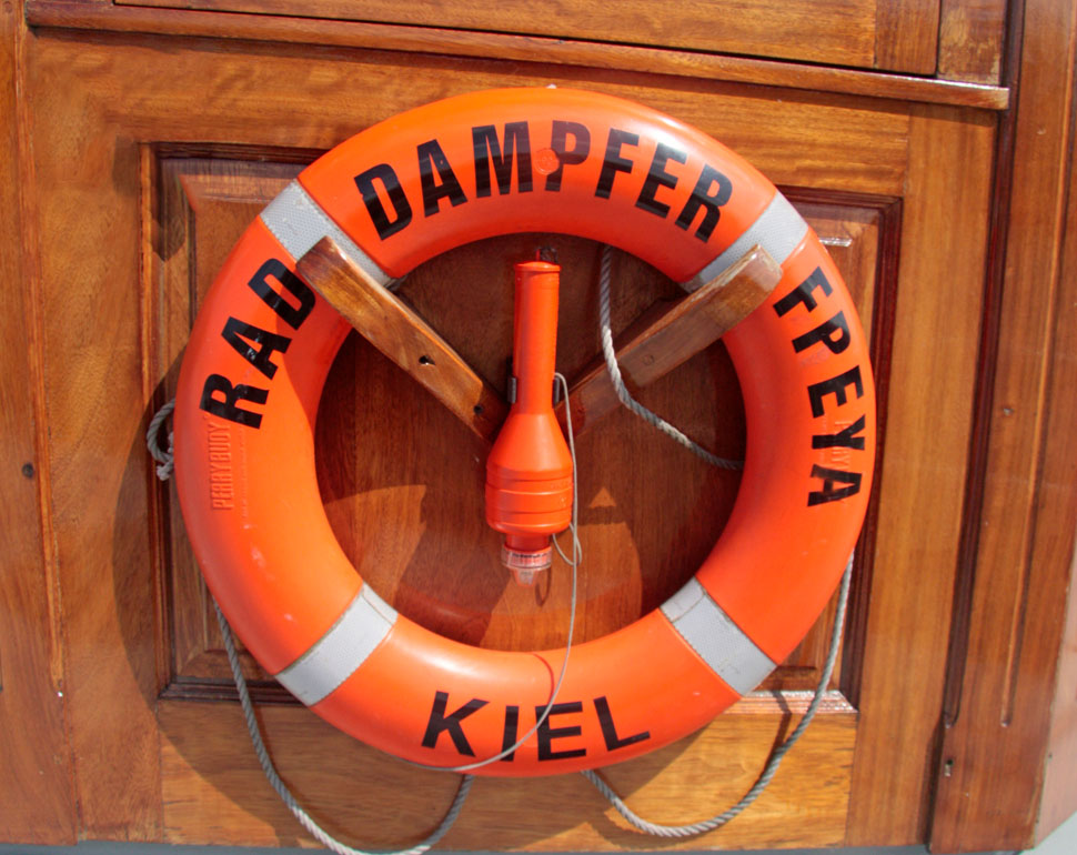Raddampfer Freya auf dem Nord-Ostsee-Kanal bei der Fahrt von Kiel nach Rendsburg