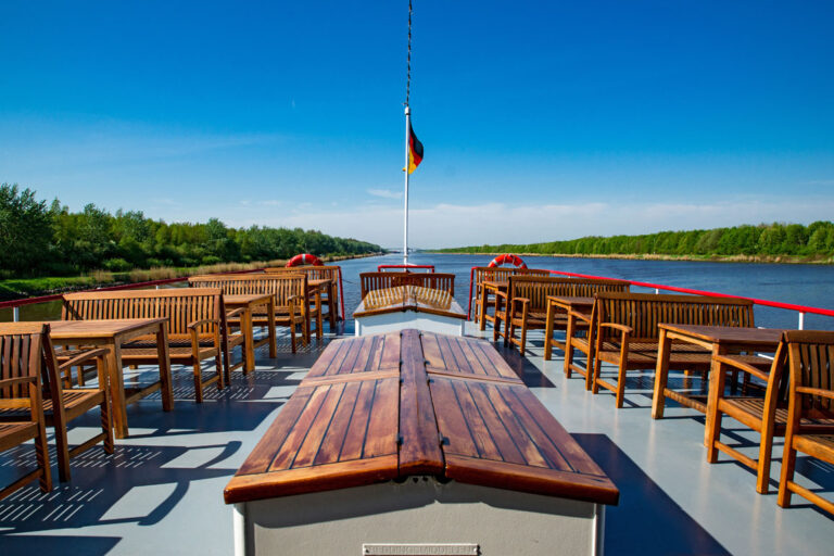 Blick vom Außendeck des Raddampfers Freya auf dem Nord-Ostsee-Kanal