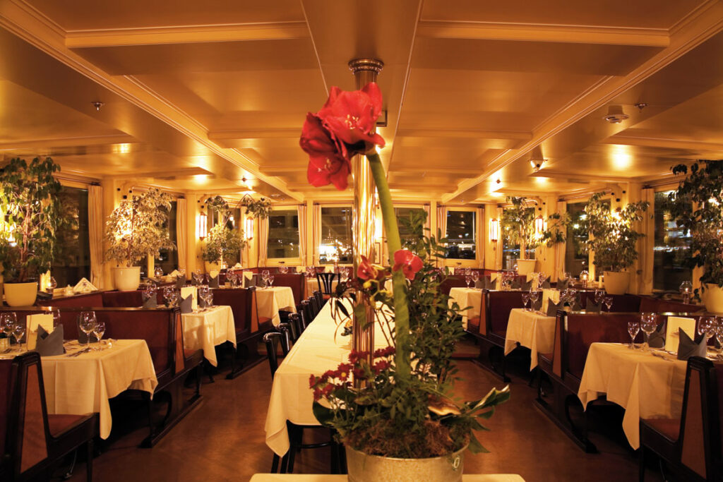 Weihnachtlich eingedeckter Salon an Bord des Raddampfers Freya