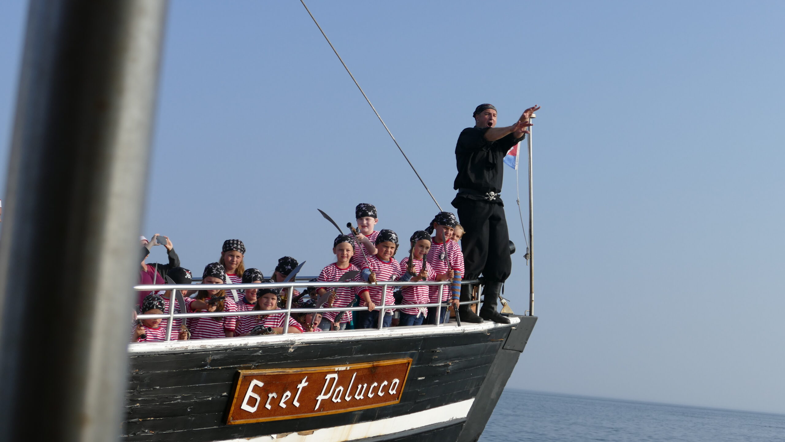 Piratencrew entert die Gret Palucca bei einer Adler-Schiffe Charterfahrt