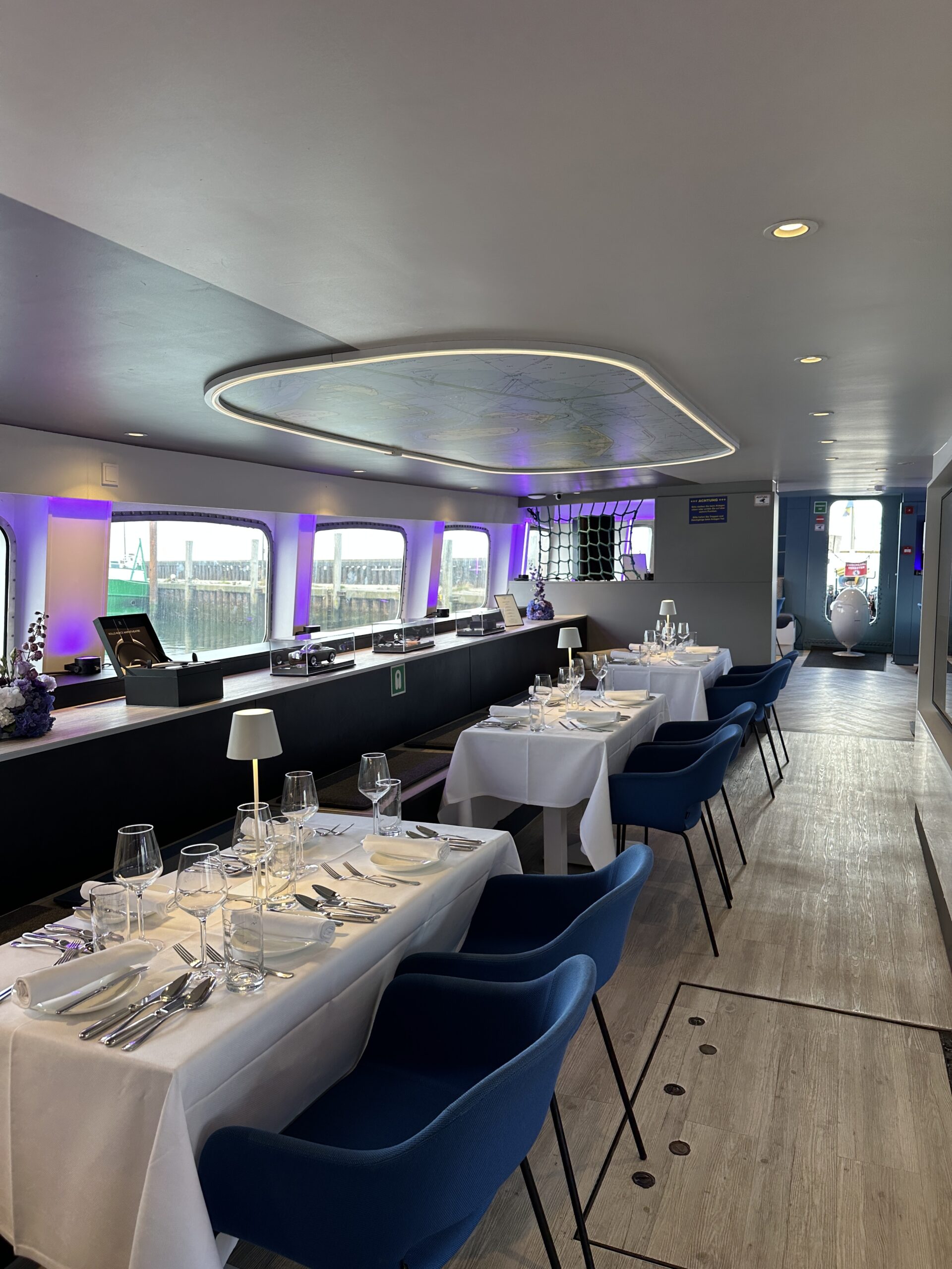 Elegant eingedeckte Tafel an Bord der Adler VI