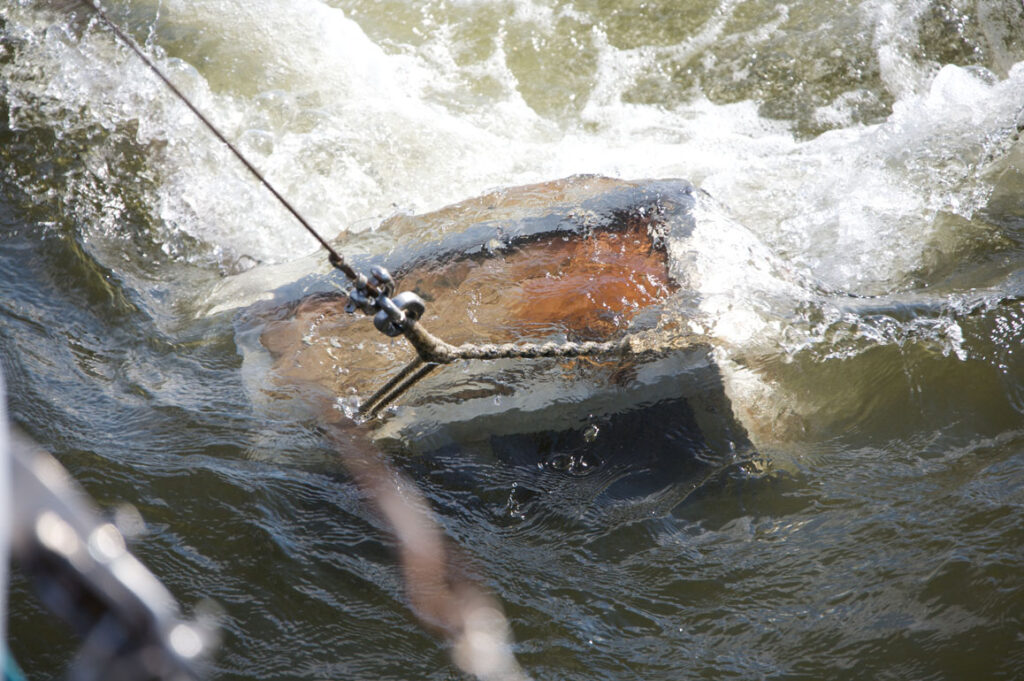 Schatzkiste im Wasser bei einer Piratenfahrt auf hoher See