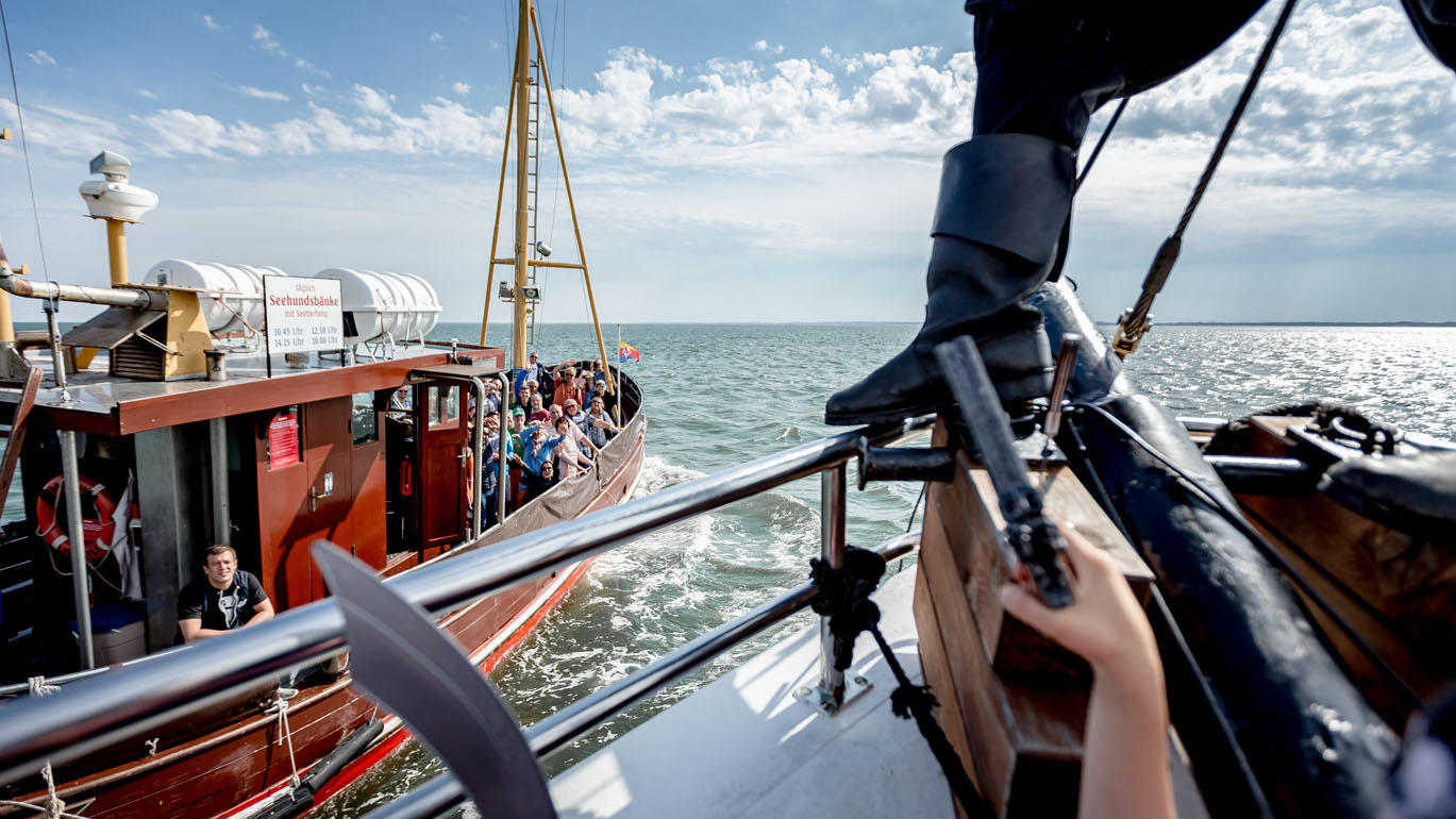 Als Piraten verkleidete Kinder an Deck bei einer Piratenfahrt mit Adler-Schiffe