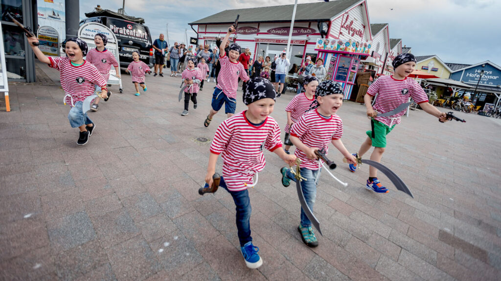 Als Piraten verkleidete Kinder am Hafen List auf Sylt
