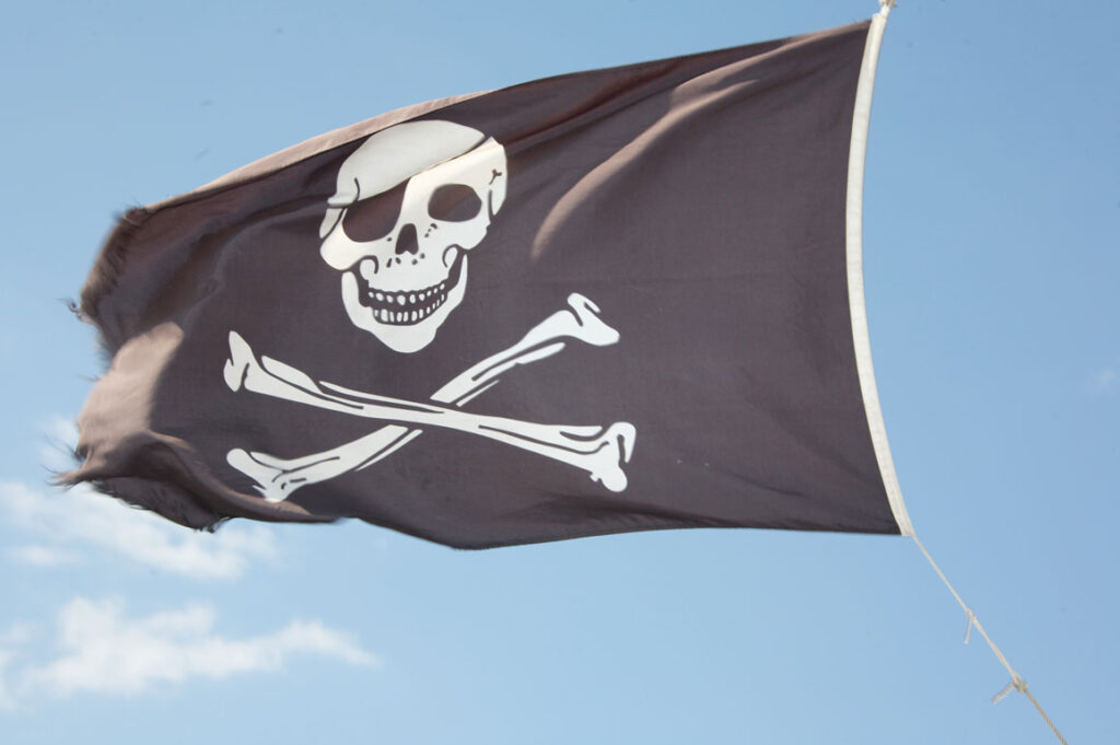 Piratenflagge Jolly Roger weht bei einer Adler-Schiffe Piratenfahrt