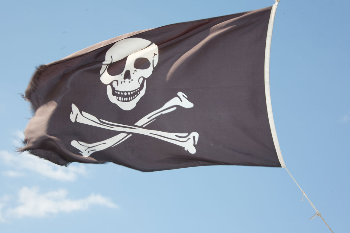 Piratenflagge Jolly Roger weht bei einer Adler-Schiffe Piratenfahrt