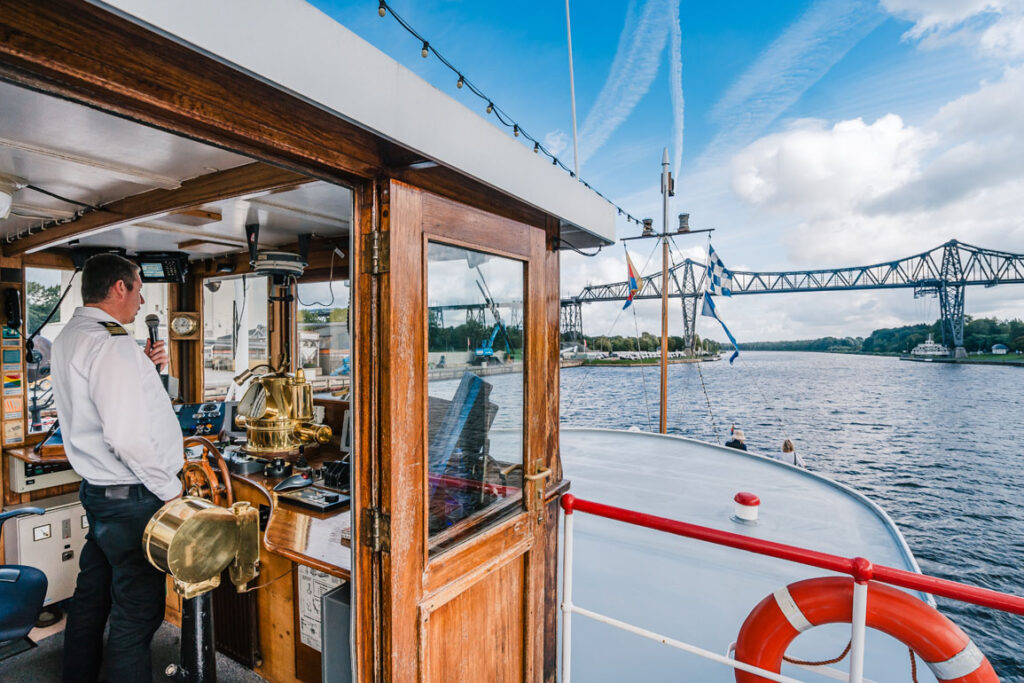 Kapitän der Freya moderiert eine Kanalfahrt auf dem Nord-Ostsee-Kanal