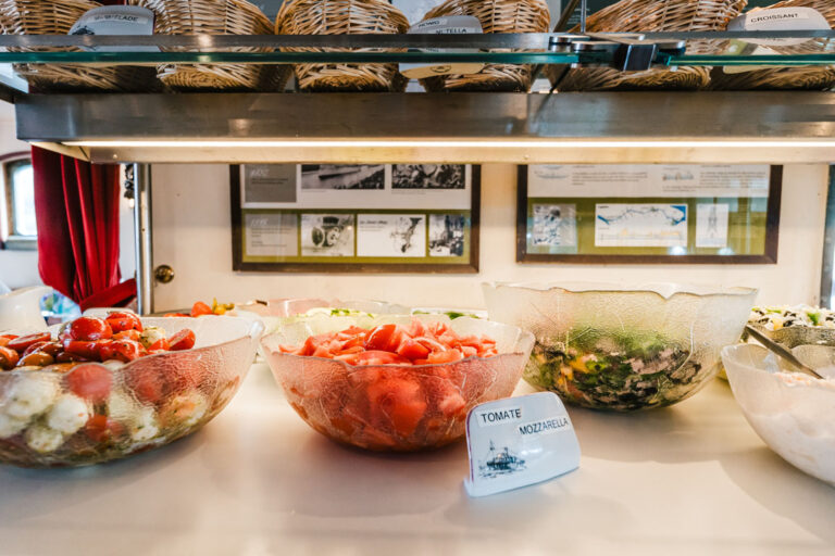 Salatschüsseln mit Tomaten und Mozzarella am Buffet der Freya