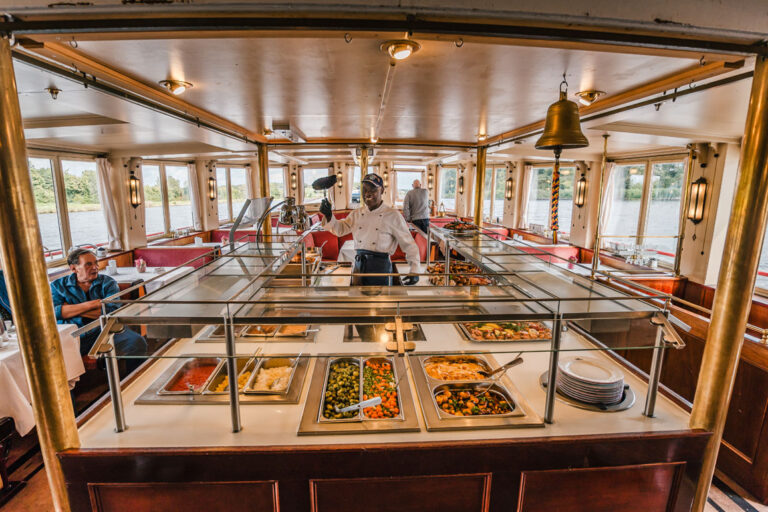 Buffettheke im Salon des Raddampfers Freya während einer Brunchfahrt auf dem Nord-Ostsee-Kanal