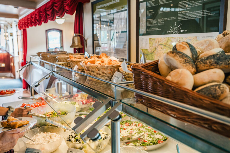 Brötchenkörbe und Salate am Brunchbuffet an Bord der Freya