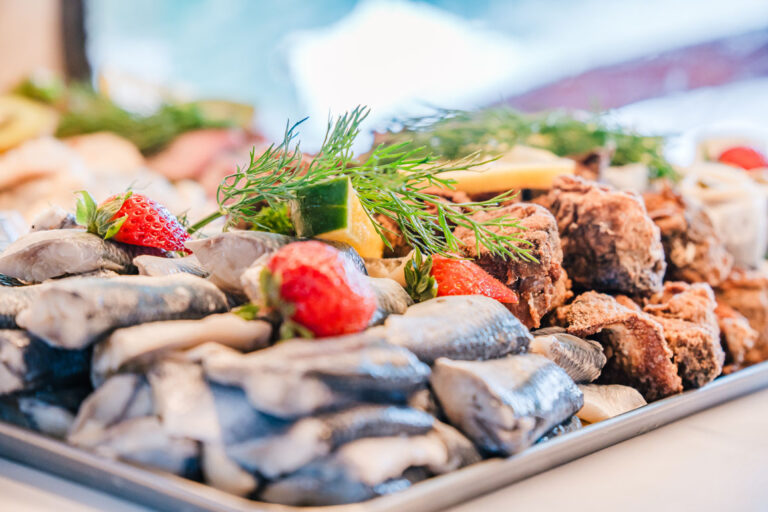 Fischplatte mit Matjes und Räucherfisch am Brunchbuffet der Freya