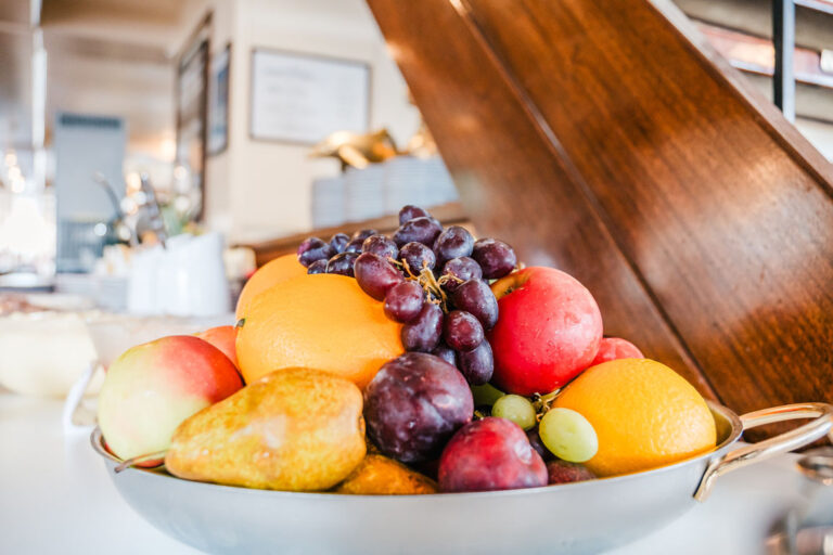 Obstschale mit Äpfeln, Orangen und Trauben am Brunchbuffet der Freya