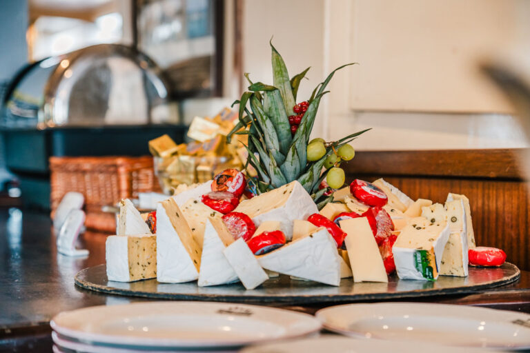 Käseplatte mit Ananas am Buffet an Bord der Freya